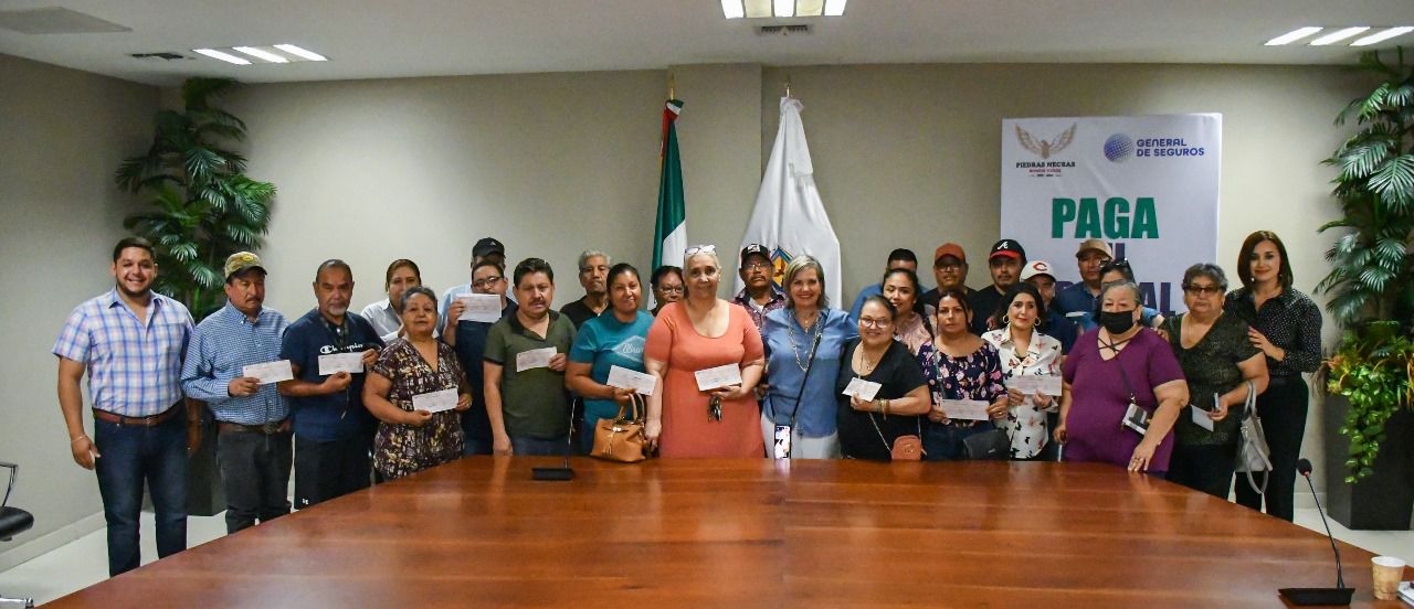 ENTREGAN CHEQUES A BENEFICIARIOS DE SEGURO CONTRA DESASTRES