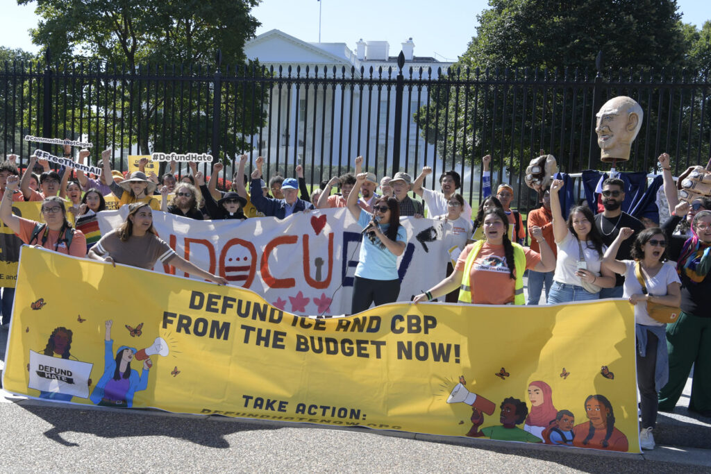 UN TÍTERE DE BIDEN FRENTE A LA CASA BLANCA PARA PROTESTAR CONTRA SUS POLÍTICAS MIGRATORIAS