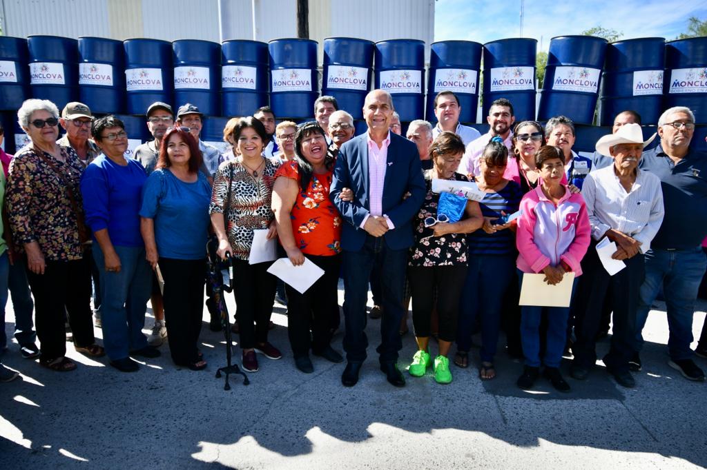 ENTREGA MARIO DÁVILA 1500 TAMBOS DE BASURA EN SU SEGUNDA EXHIBICIÓN