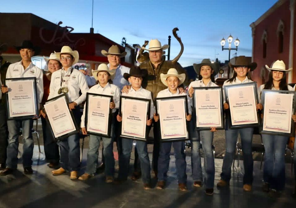 RECONOCE ALCALDE DE SALTILLO A JUVENTUD VAQUERA GANADORA