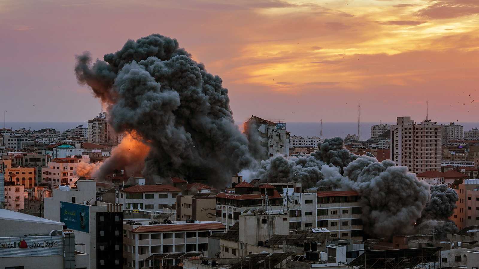 HAMÁS AMENAZA CON EJECUTAR ‘PÚBLICAMENTE’ A REHENES ISRAELÍES SI CONTINÚAN BOMBARDEOS EN GAZA