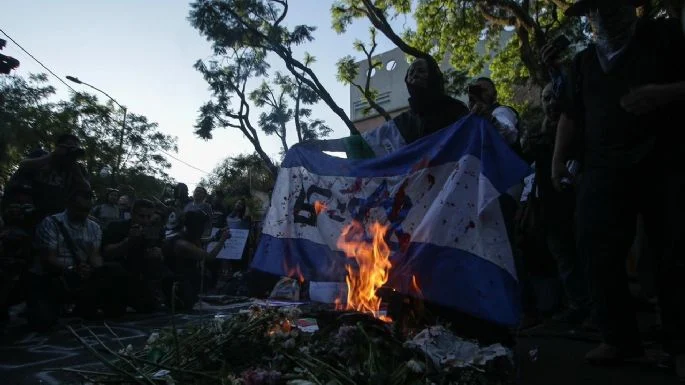 “¡ALTO AL GENOCIDIO!”: GRUPOS PROTESTAN ANTE UNA AMURRALLADA EMBAJADA DE ISRAEL EN LA CDMX