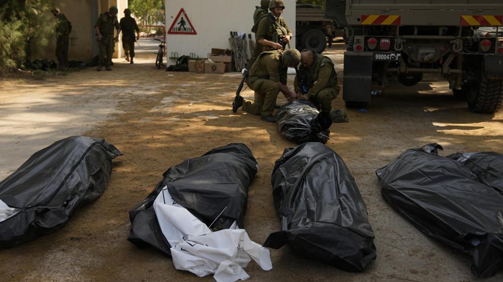 40 BEBÉS MASACRADOS: EJÉRCITO DE ISRAEL MUESTRA A LA PRENSA EL HORROR DE HAMAS EN KFAR AZA