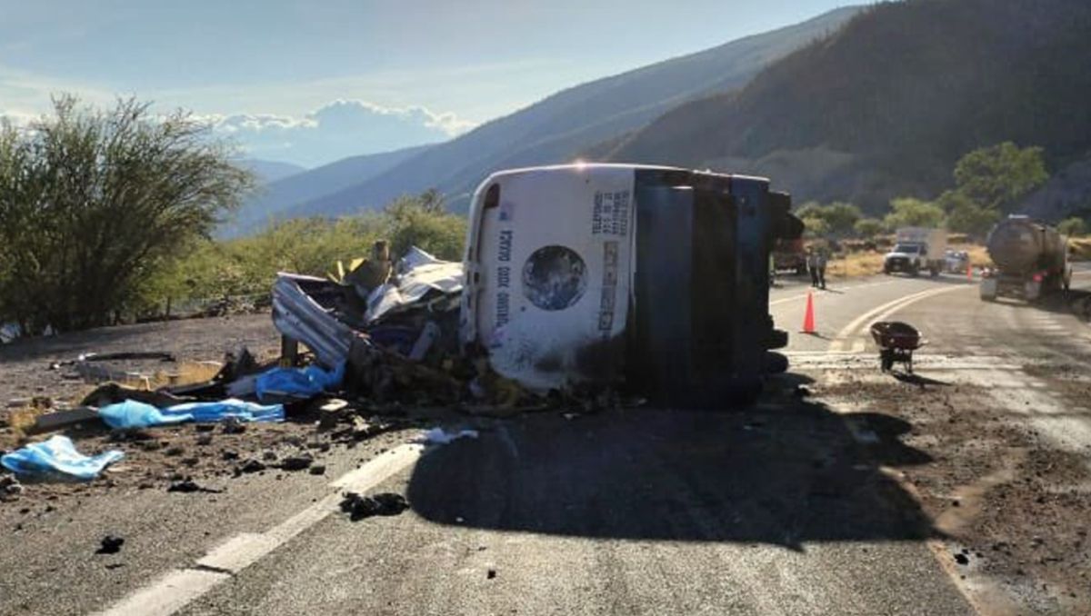 VUELCA AUTOBÚS EN CARRETERA OAXACA-CUACNOPALAN; HAY AL MENOS 18 MIGRANTES MUERTOS