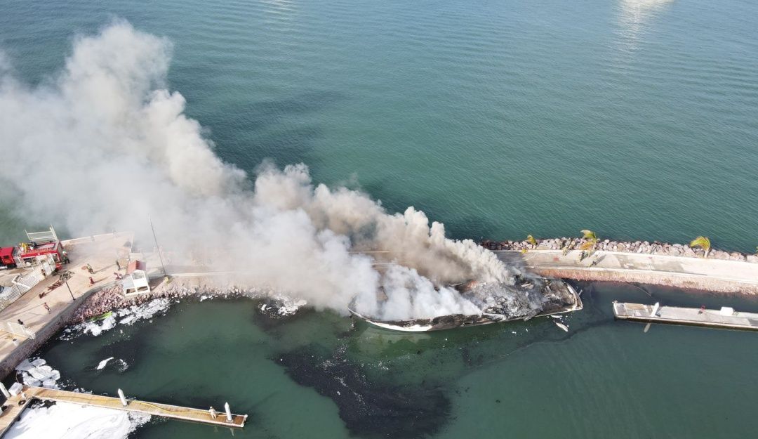 SE INCENDIA LA MARINA PALMIRA; ASÍ FUE COMO EL FUEGO CONSUMIÓ 10 BARCOS EN BAJA CALIFORNIA