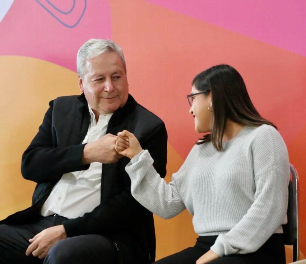 ESTIMULA CHEMA FRAUSTRO LA EDUCACIÓN; ENTREGA APOYOS ESCOLARES