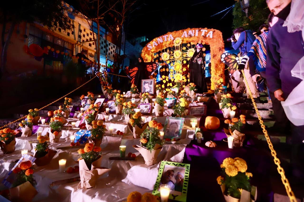 INAUGURAN ALTAR MONUMENTAL EN SANTA ANITA
