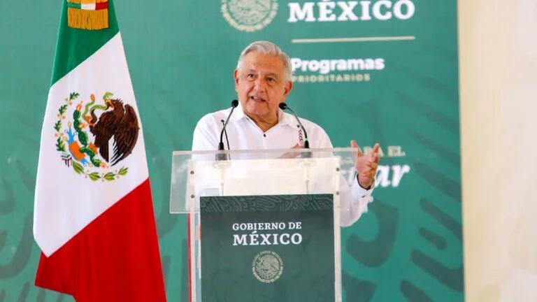 AMLO ANUNCIA 8 MIL PESOS POR HOGAR EN ACAPULCO PARA LIMPIEZA Y MANDA MENSAJE A “MALANDROS”