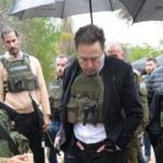 NETANYAHU MUESTRA A ELON MUSK EL KIBUTZ DONDE SECUESTRARON A ABIGAIL EDAN