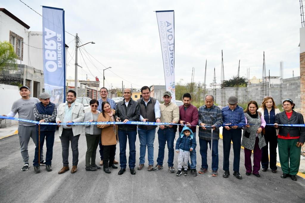 ENTREGAN PAVIMENTACIÓN ASFÁLTICA Y BANQUETAS EN COLONIAS LOS BOSQUES Y LOS REYES.