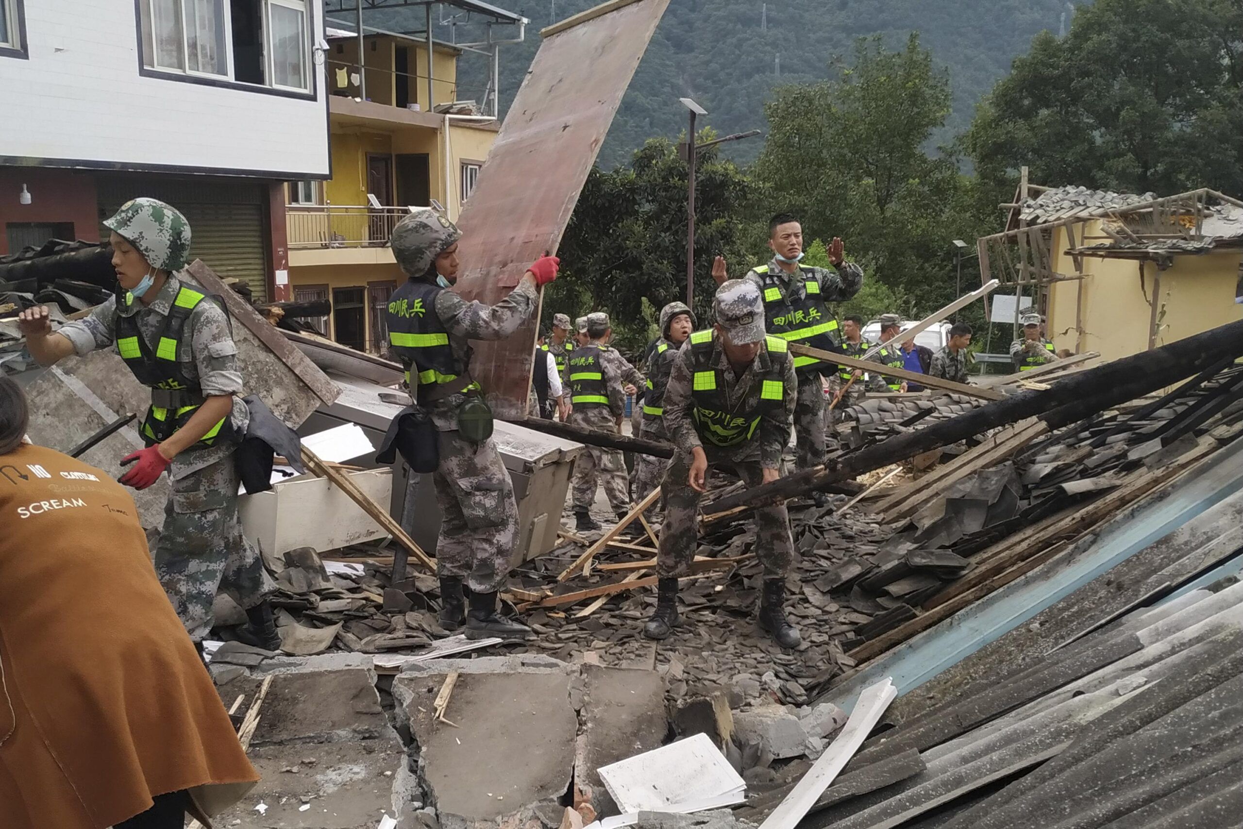 FUERTE SISMO SACUDE EL NOROESTE DE CHINA Y DEJA AL MENOS 8 PERSONAS MUERTAS