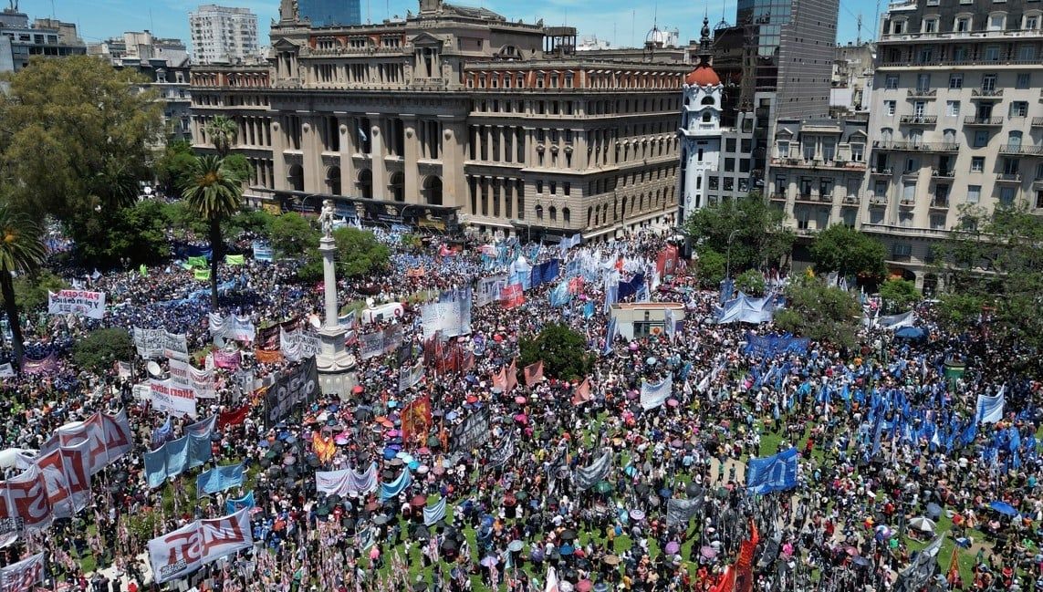 PROTESTAN MILES DE ACTIVISTAS CONTRA EL DECRETO DE MILEI EN ARGENTINA