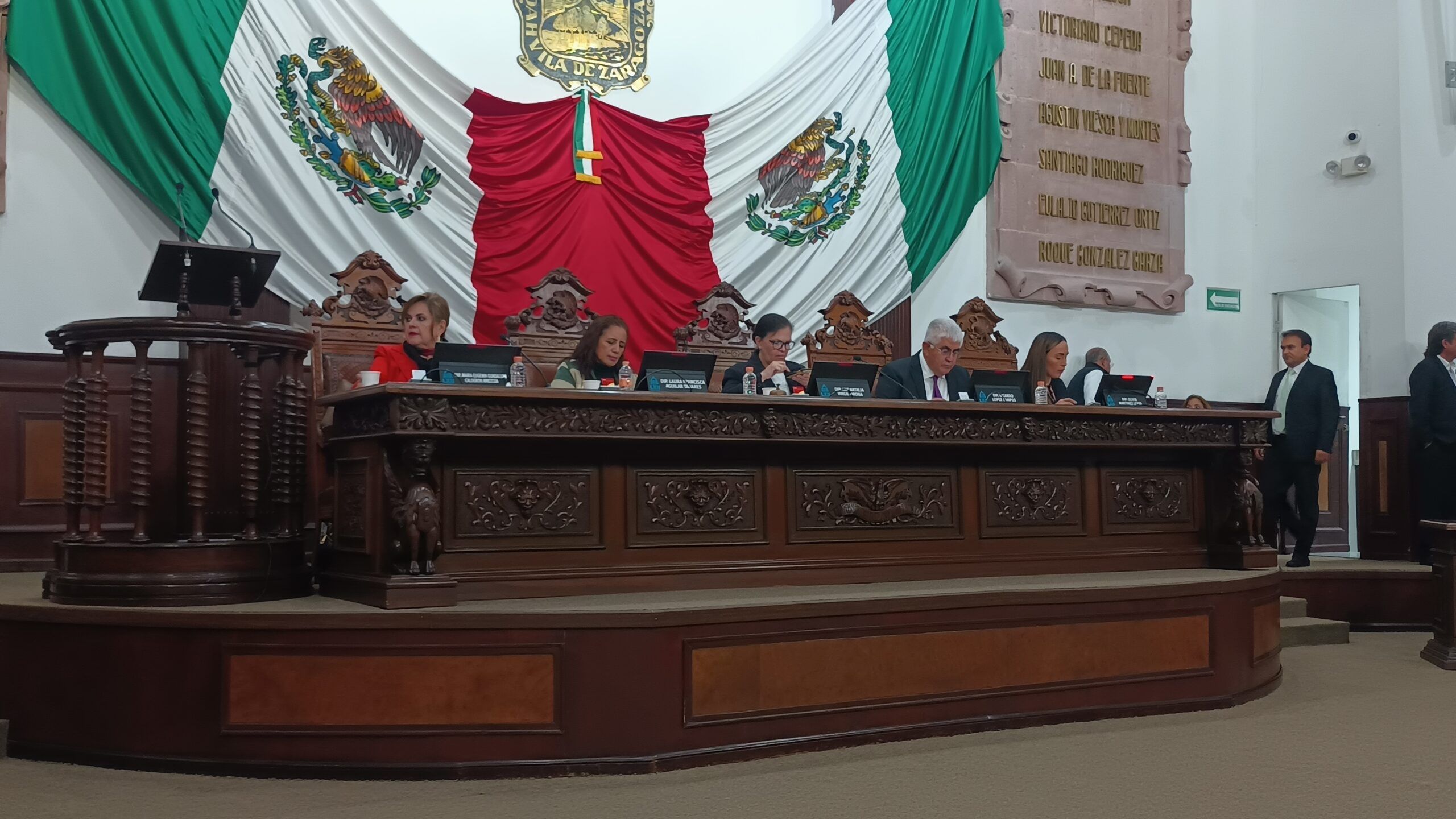 LLEVAN A CABO SESIÓN EN CONGRESO DE COAHUILA