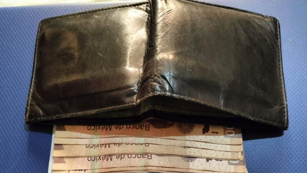 HOMBRE HALLA CARTERA CON MILES DE PESOS EN TORREÓN, COAHUILA, Y PIDE AYUDA PARA REGRESARLA