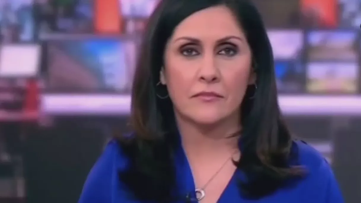 UNA PRESENTADORA DE NOTICIAS DE LA BBC PENSÓ QUE NO ESTABA AL AIRE Y REALIZÓ UN GESTO OBSCENO QUE SE HIZO VIRAL
