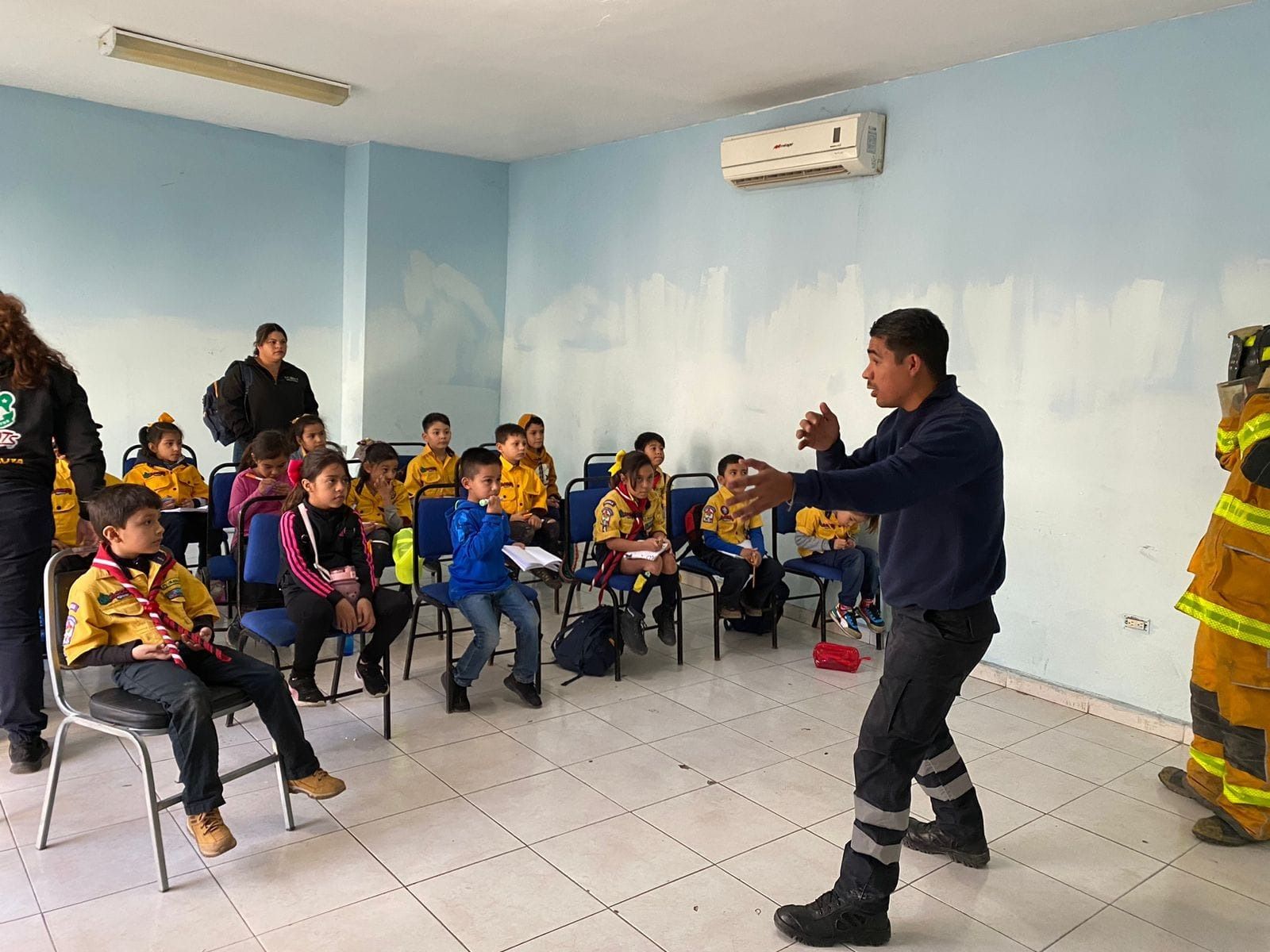 BOMBEROS CAPACITA A NIÑOS SCOUTS.