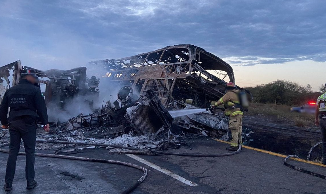 TRAGEDIA EN MAXIPISTA CULIACÁN-MAZATLÁN: FATAL CHOQUE ENTRE CAMIÓN DE PASAJEROS Y TRÁILER DEJA 22 MUERTOS