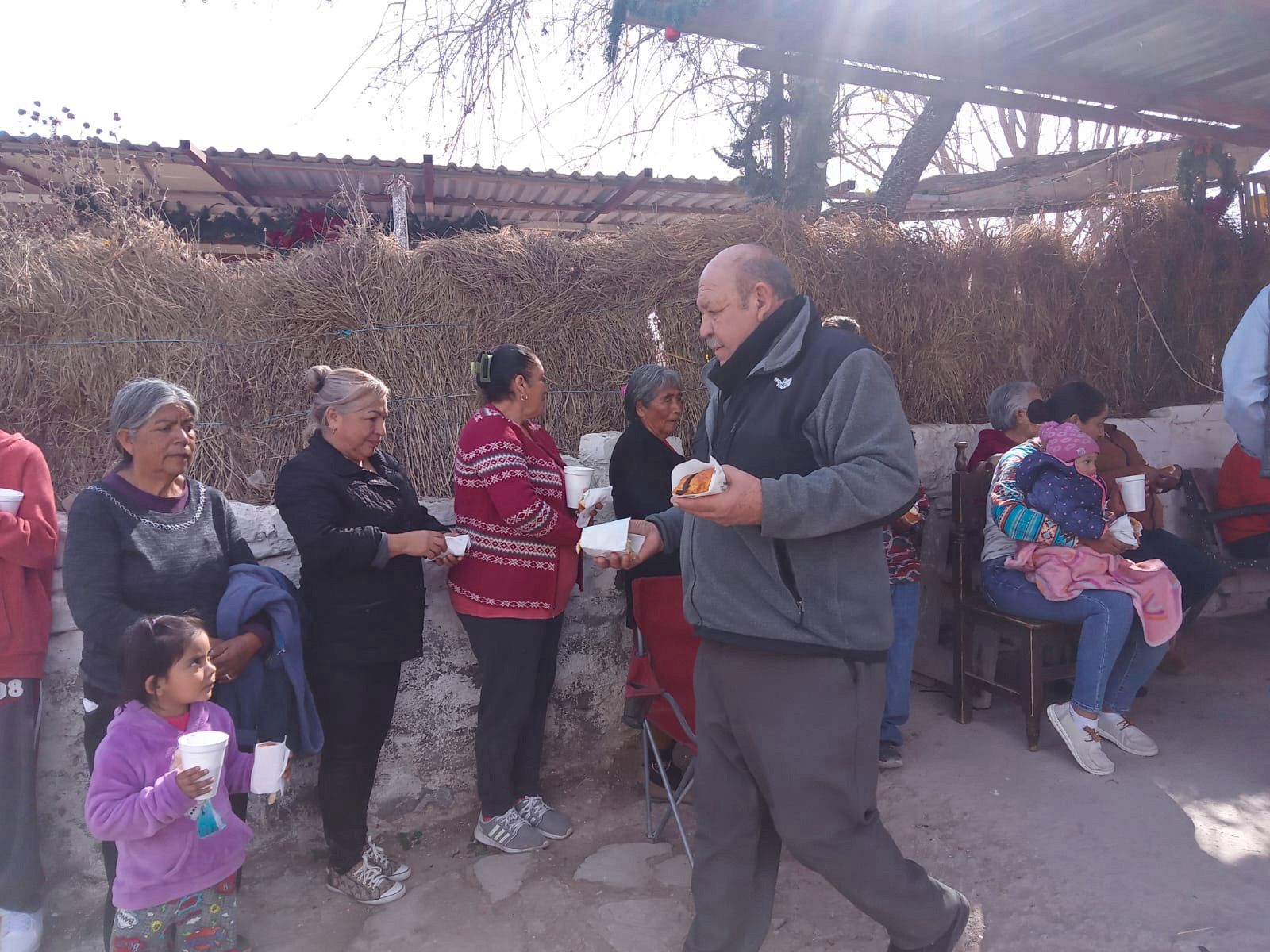 DOCTOR JUAN ANTONIO FESTEJA DÍA DE REYES EN LOS EJIDOS DE CASTAÑOS.