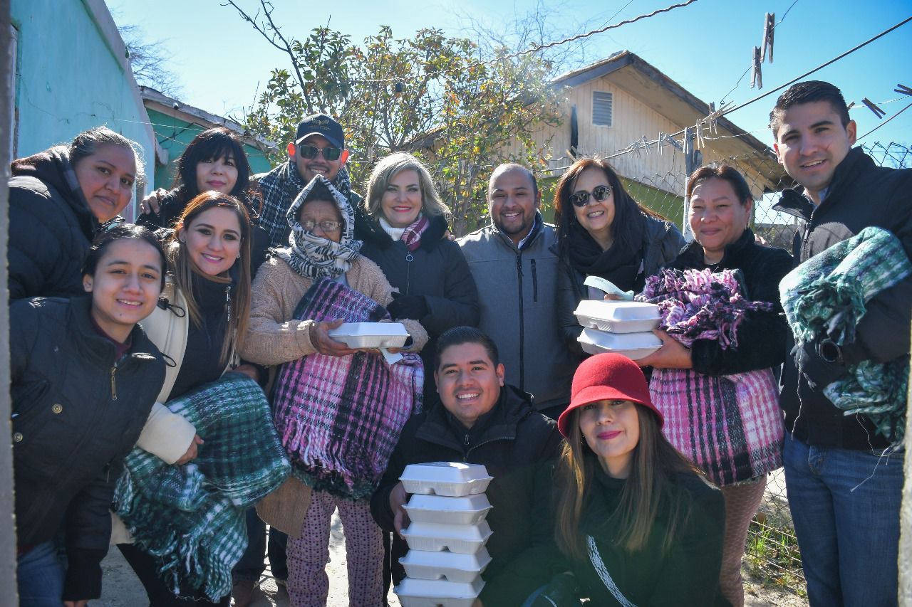 ABRIGA MUNICIPIO A COLONIAS CON ENTREGA DE COBIJAS