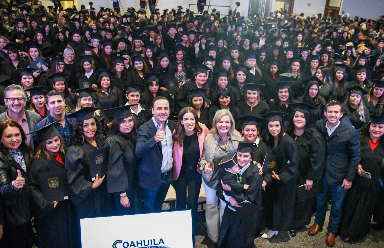 GRADÚAN DE PREPARATORIA 700 «MUJERES ECHADAS PA’ DELANTE»