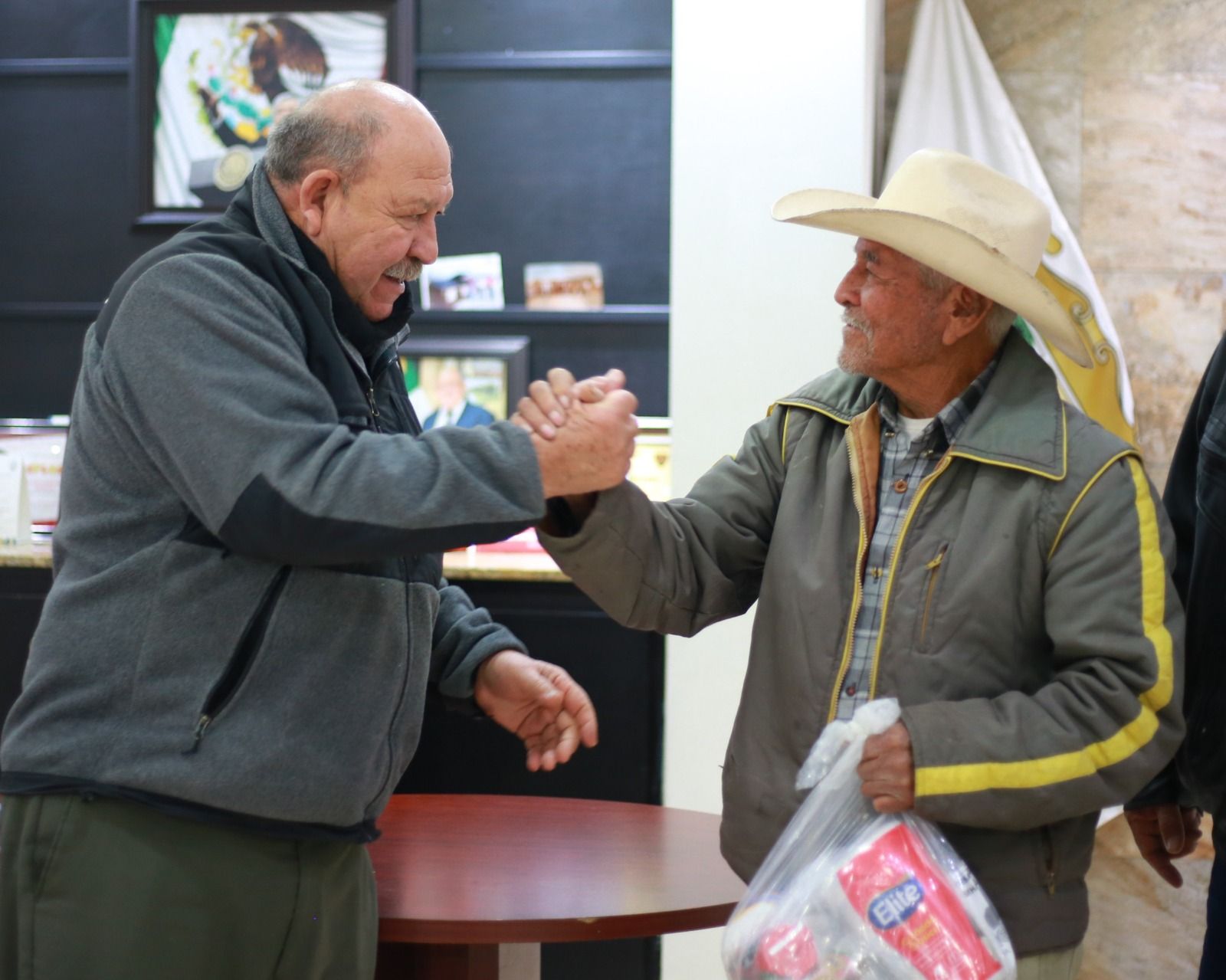 ENTREGA ALCALDE JUAN ANTONIO DESPENSAS DONADAS POR SIERRA HARNESS