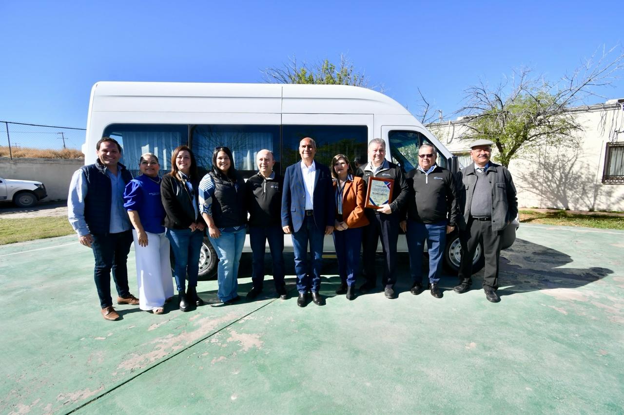 EMPRESARIO DONA UNIDAD DE TRANSPORTE A CASA HOGAR