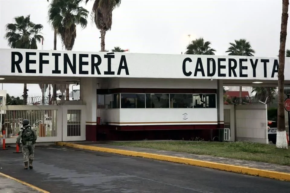 ATRIBUYE AMLO CONTAMINACIÓN A EMPRESAS, NO A REFINERÍA
