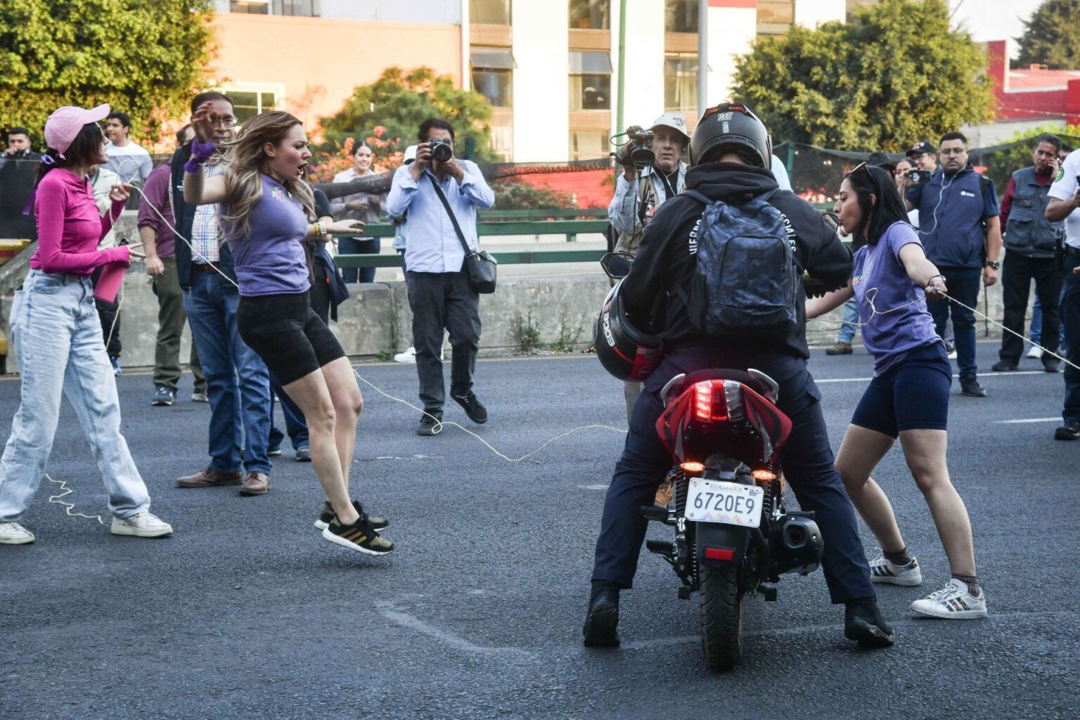 BLOQUEARON PERIFÉRICO CINCO HORAS POR LIBERACIÓN DE PRESUNTO AGRESOR SEXUAL DE NIÑA