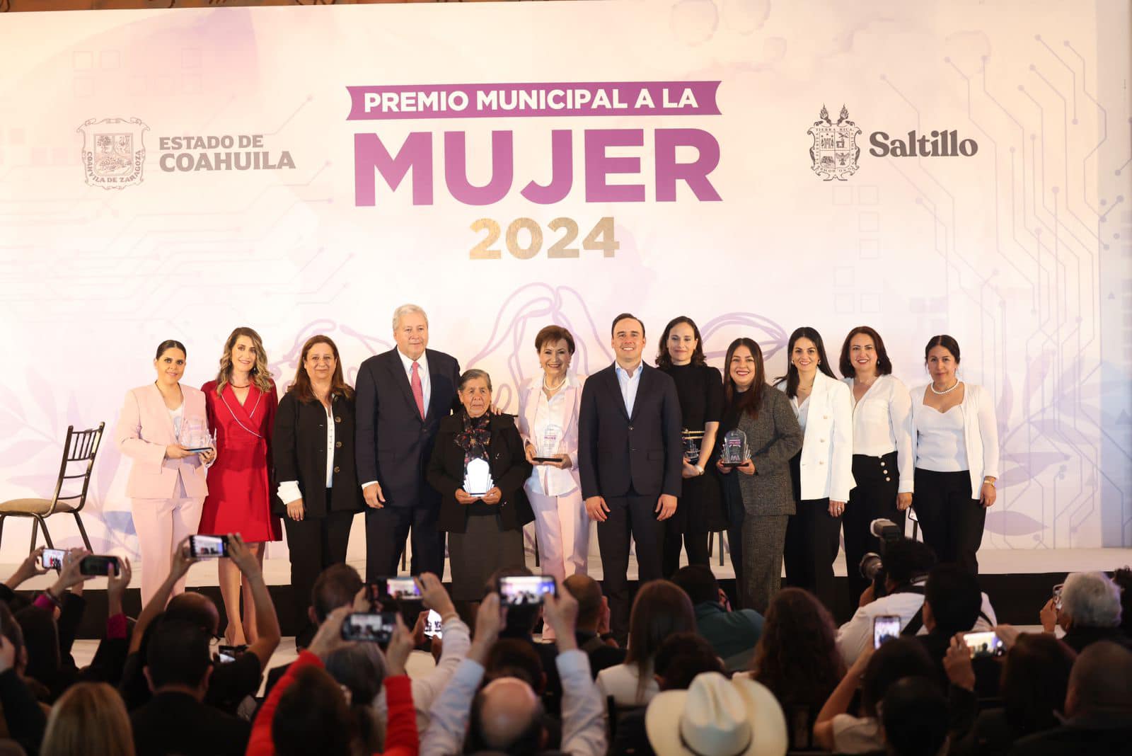 COAHUILA: ENTREGAN MANOLO JIMÉNEZ Y CHEMA FRAUSTRO EL PREMIO MUNICIPAL A LA MUJER 2024