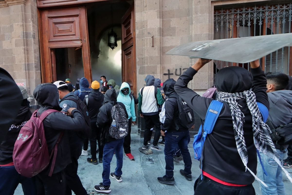 ‘PORTAZO’ EN PALACIO NACIONAL: AMLO ARMARÁ ‘COPERACHA’ PARA REPARAR ‘DISTURBIOS’ DE NORMALISTAS