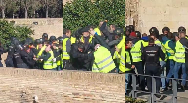 MOMENTO EN QUE POLICÍAS LUCHAN CONTRA GRANJEROS ENOJADOS