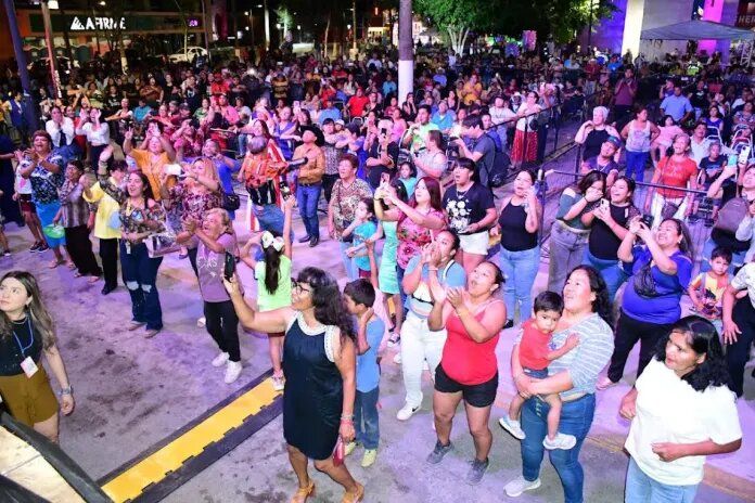 LA PRESIDENCIA MUNICIPAL FESTEJARA A LAS MADRES EN LA PLAZA PRINCIPAL.
