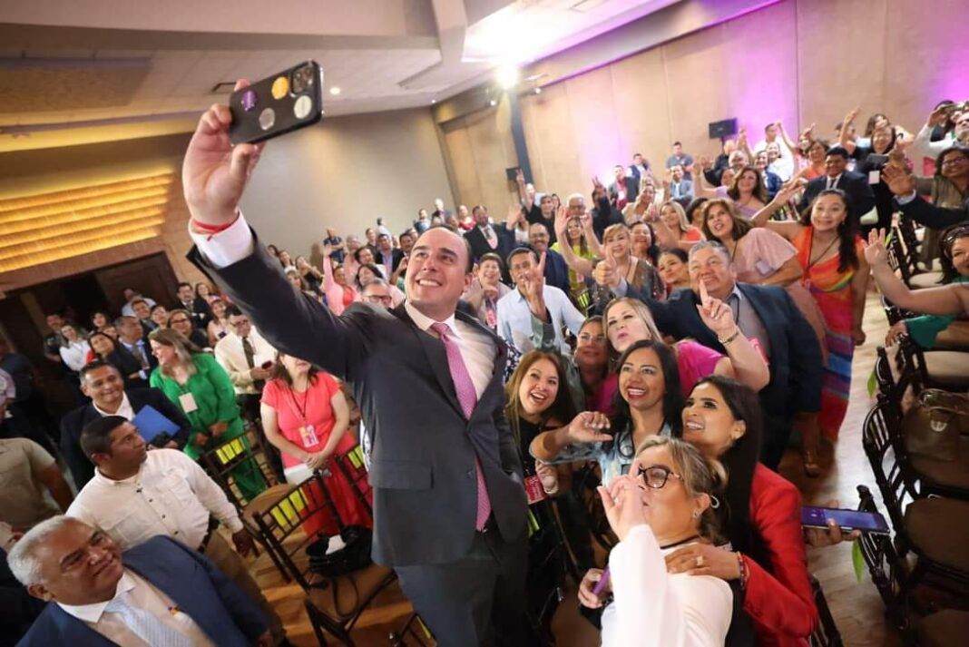 INICIA MANOLO FESTEJOS DE MAESTRAS Y MAESTROS EN COAHUILA