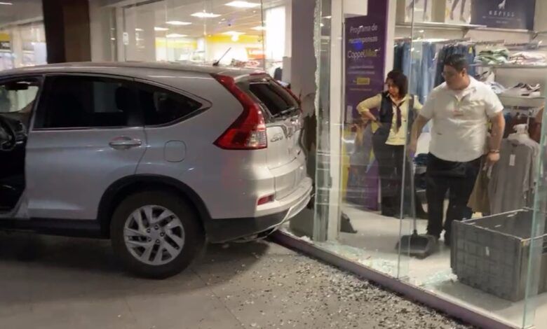 JOVEN IMPACTA CAMIONETA CONTRA TIENDA DE PASEO MONCLOVA