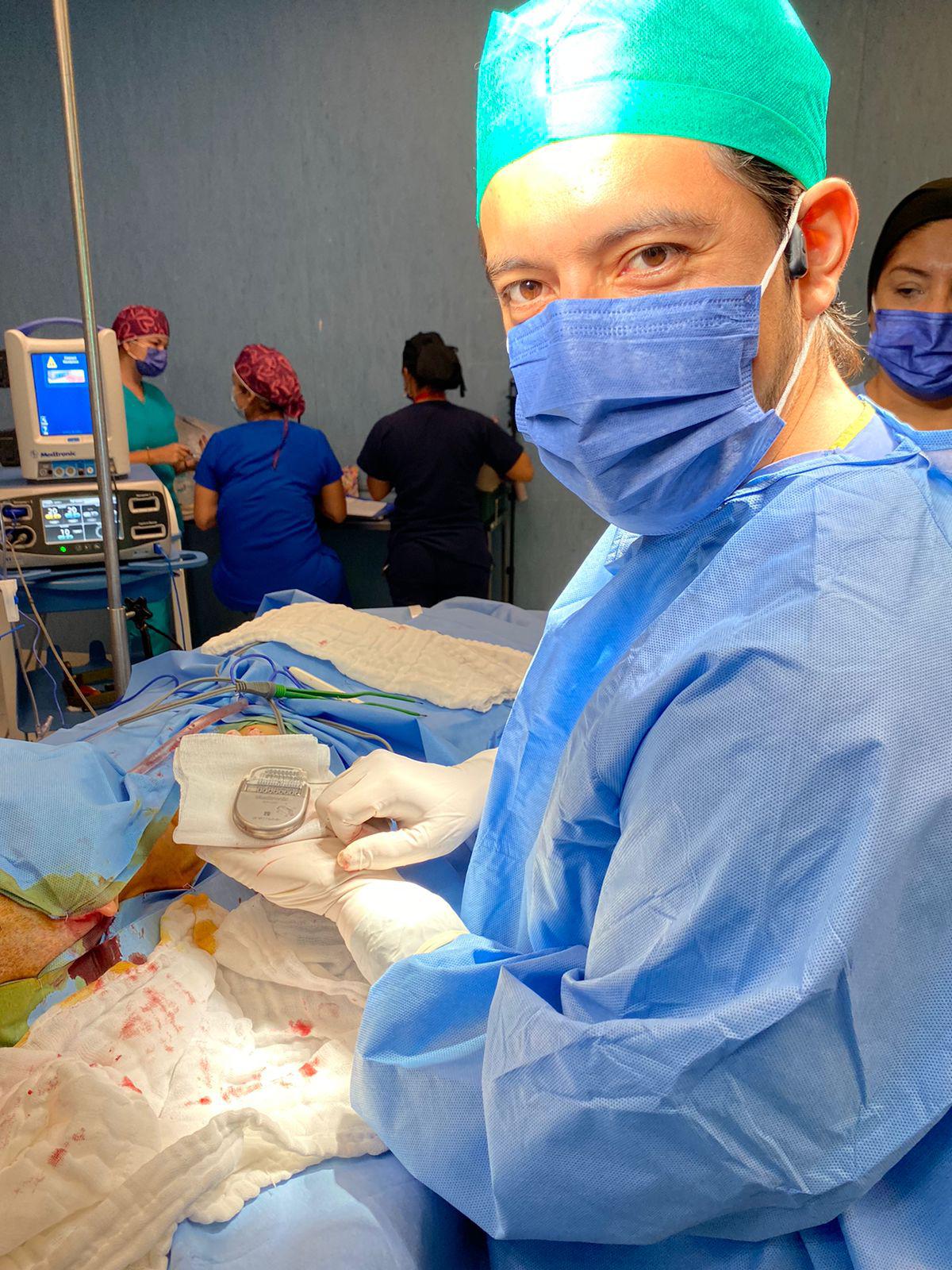 IMPLANTAN EN TORREÓN A PACIENTE CON PARKINSON, NEUROTRANSMISOR DE INTELIGENCIA ARTIFICIAL; ES EL PRIMERO EN SU TIPO EN MÉXICO