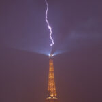 EN PLENA TORMENTA, UN RAYO IMPACTA SOBRE LA TORRE EIFFEL Y SORPRENDE A LOS PARISINOS