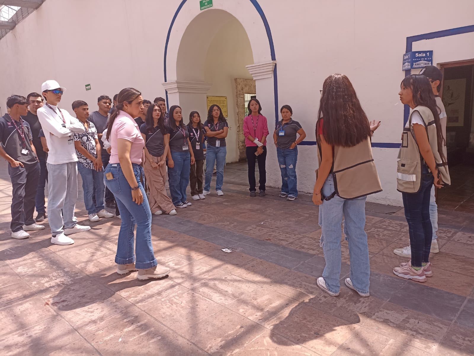 ALUMNOS DE LA UNIVERSIDAD VIZCAYA VISITAN EL MUSEO COAHUILA Y TEXAS.