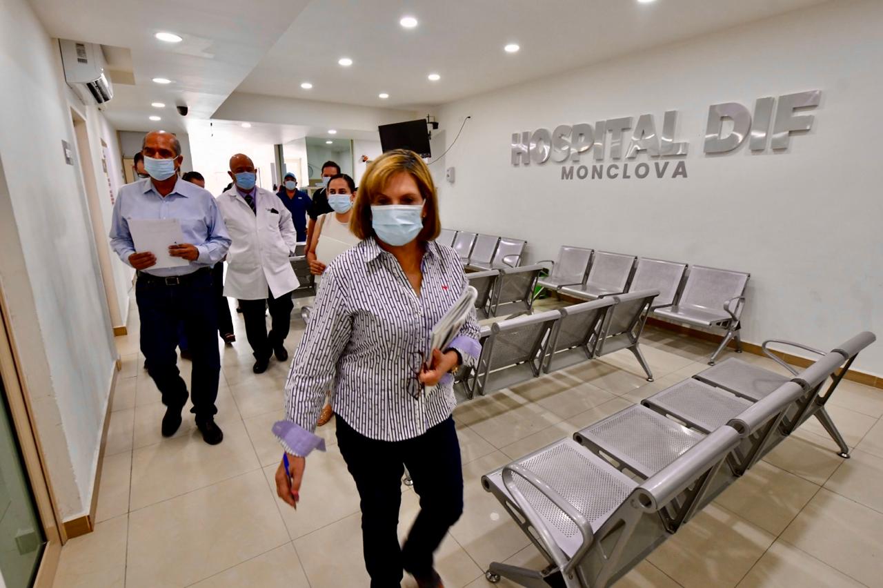 SUPERVISAN AVANCES EN LA REMODELACIÓN DEL HOSPITAL DEL DIF MONCLOVA.