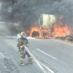 INCENDIO DE PIPA EN CARRETERA SALTILLO-TORREÓN CAUSA MOVILIZACIÓN DE BOMBEROS Y GUARDIA NACIONAL