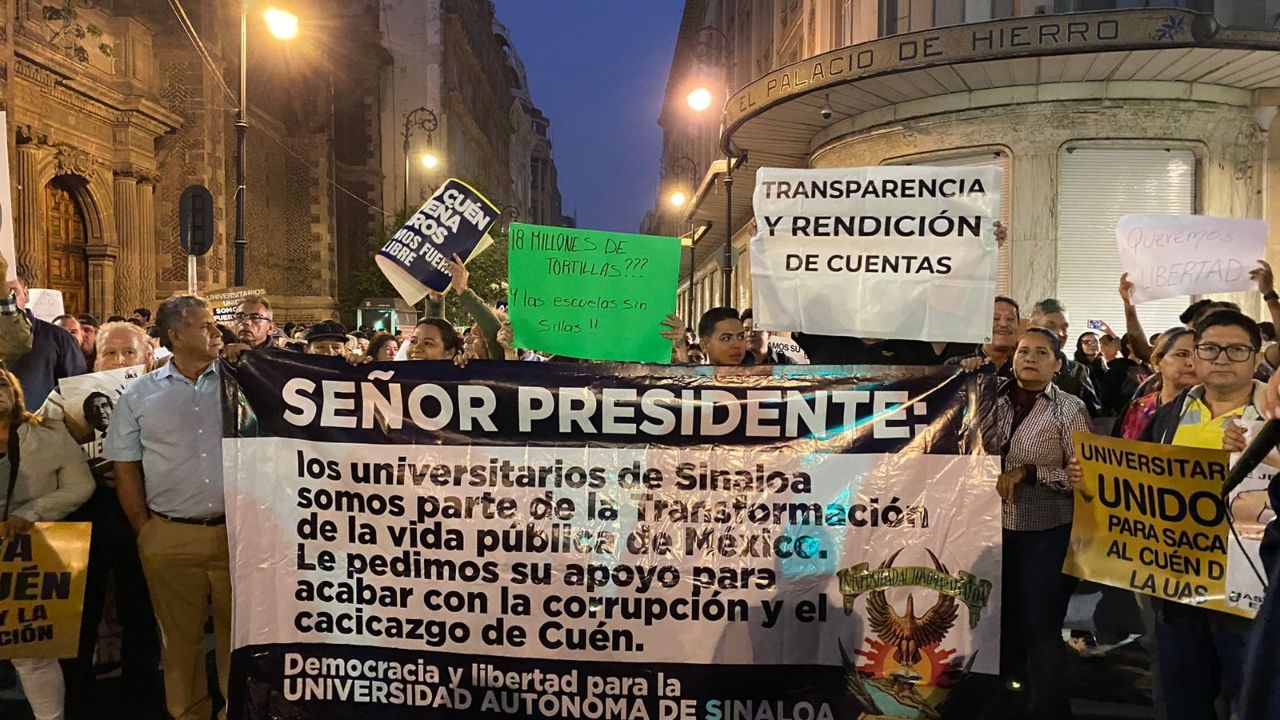 ESTUDIANTES Y TRABAJADORES DE UNIVERSIDAD DE SINALOA PROTESTAN EN PALACIO NACIONAL POR RESPETO A AUTONOMÍA