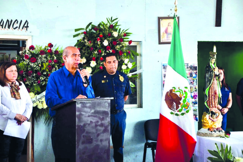 ACOMPAÑA EL ALCALDE A BOMBERO EN DESPEDIDA