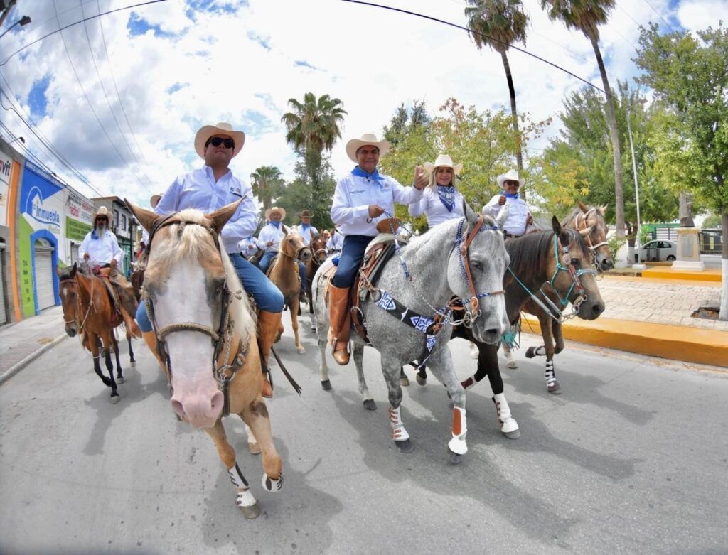 MONCLOVA CELEBRA SU 335 ANIVERSARIO CON CABALGATA; PARTICIPARON MÁS DE 800 JINETES