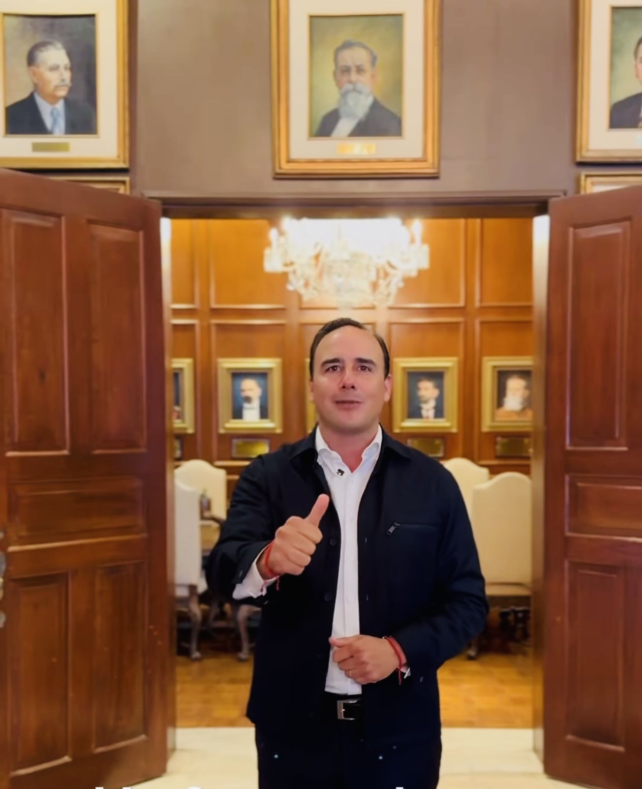 ABRE MANOLO, PUERTA DE PALACIO DE GOBIERNO PARA CELEBRAR INDEPENDENCIA