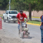 REPARA MUNICIPIO COLOSIO Y TEZCATLIPOCA; BACHEA LA CIUDAD CON 10 CUADRILLAS