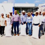 EL AYUNTAMIENTO DE MONCLOVA ENTREGA AVENA FORRAJERA ACOMUNIDADES RURALES.