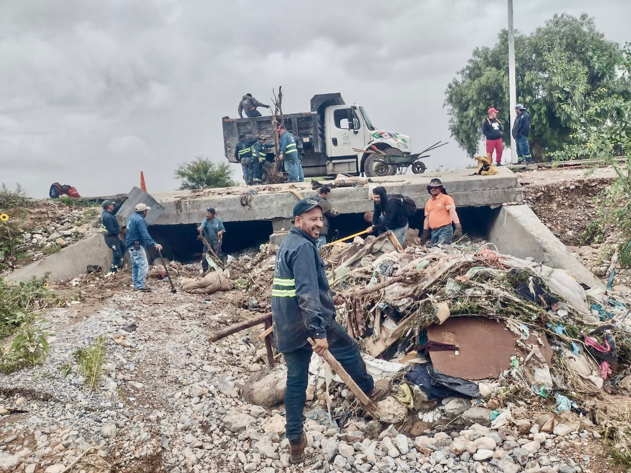 TRABAJA MUNICIPIO EN RETIRO DE ESCOMBRO DE VIALIDADES Y BASURA DE REJILLAS POR LLUVIAS