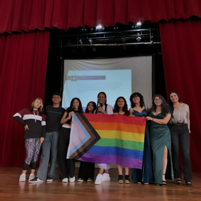 LA ACTIVISTA Y DEFENSORA DE DERECHOS HUMANOS KENYA CUEVAS, COMPARTE SU EXPERIENCIA DE VIDA CON UNIVERSITARIOS DE LA UA DE C