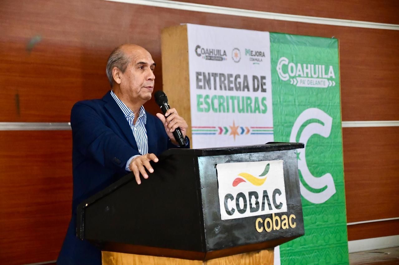 ENTREGA DE ESCRITURAS DA CERTEZA JURÍDICA A LAS FAMILIAS DE MONCLOVA.