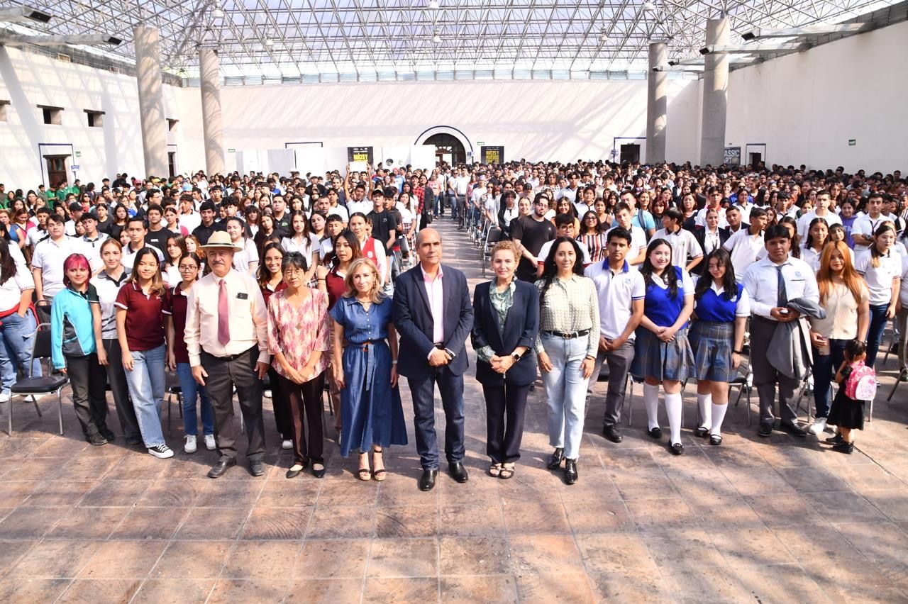 ENTREGAN BECAS A 900 ESTUDIANTES, IMPULSANDO SU EDUCACIÓN CON REDONDEO.
