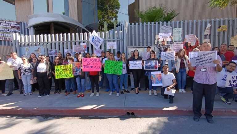 CON CANDADO Y CADENA, CIERRAN TRABAJADORES DEL PODER JUDICIAL DE LA FEDERACIÓN ACCESO A SU SEDE EN SALTILLO 